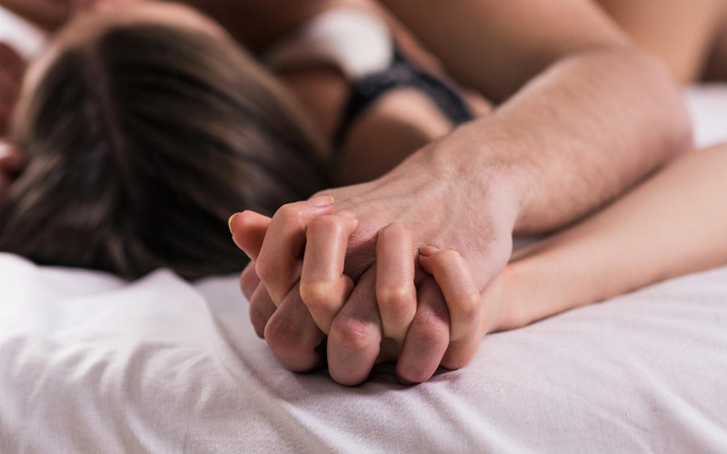 Русская красавица Alecia Fox кончает во время секса в постели