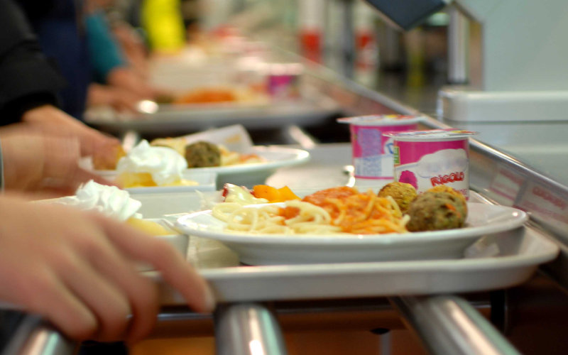 “Controversy Erupts Over Halal Menu in French Middle School Canteen”