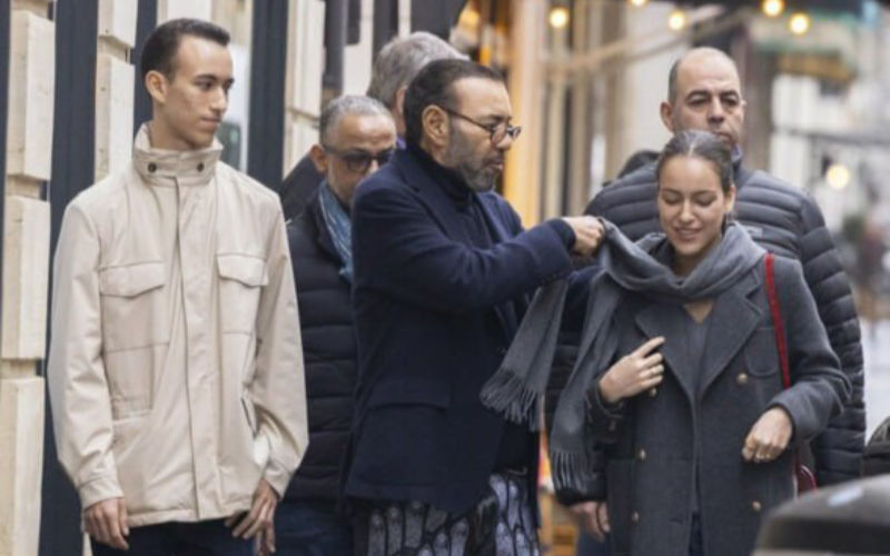 Le Roi Mohammed VI en famille dans les rues de Paris