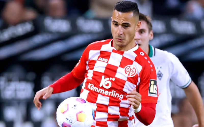 Anwar El Ghazi perd 150 000 euros par mois depuis son licenciement par ...