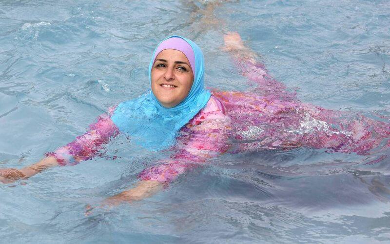 Des militantes en Burkini prennent d assaut une piscine Paris