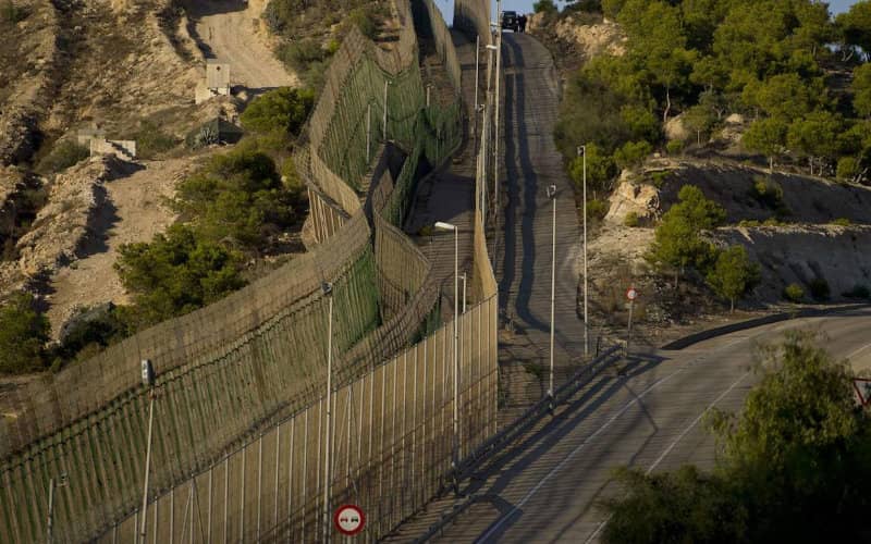 Le Maroc renforce sa frontière avec Ceuta